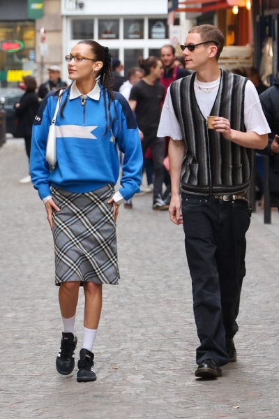 Сочетать несочетаемое: Белла Хадид показывает, как носить классическую юбку со спортивным джемпером