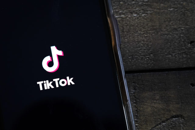 TikTok приостанавливает работу в России
