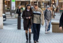 Возвращаемся за парты: Белла Хадид показывает, как носить школьную форму