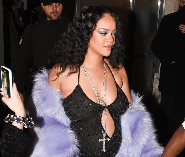 Жилет из змеиной кожи и голый живот: Рианна вновь доказывает статус самой стильной будущей мамы