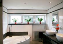 Можно ли устанавливать натяжную конструкцию в ванной