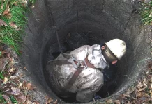 Как производится чистка канализационных колодцев