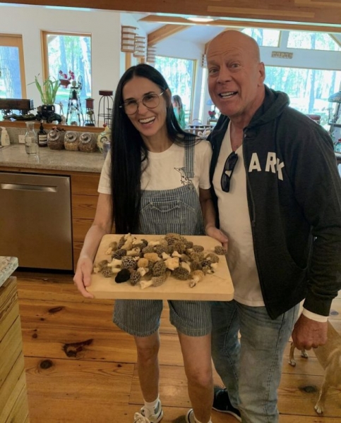 Деми Мур поделилась фотографией с Брюсом Уиллисом после слухов о его серьёзной болезни