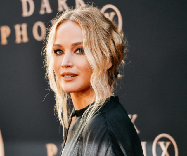 «Её фигура изменилась»: новый выход беременной Дженнифер Лоуренс вызвал бурное обсуждение в Сети