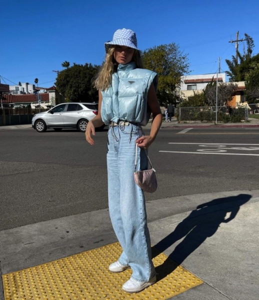 Эльза Хоск в нежно-голубом образе напоминает нам, что скоро весна