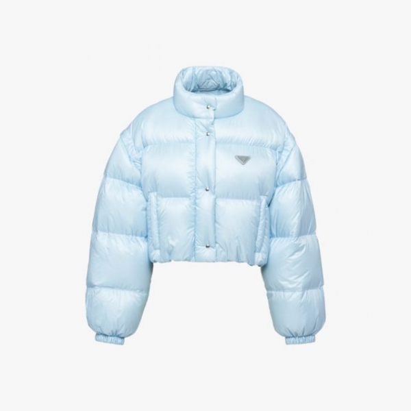 Эльза Хоск в нежно-голубом образе напоминает нам, что скоро весна