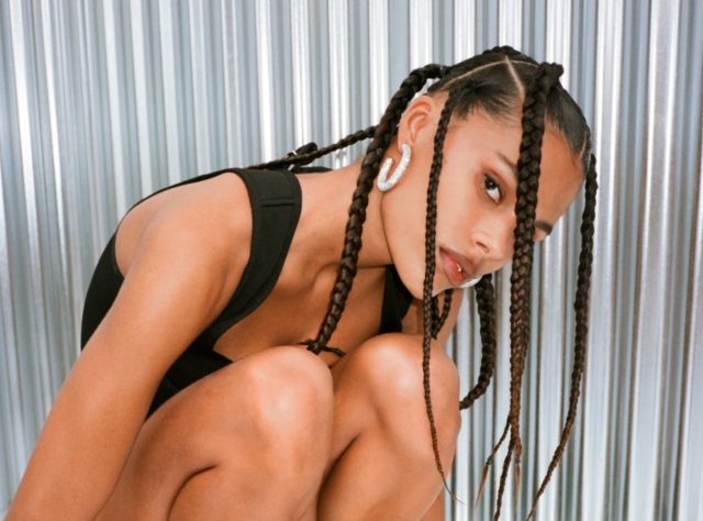 Идеальный серый костюм Тины Кунаки, который точно не смотрится скучным