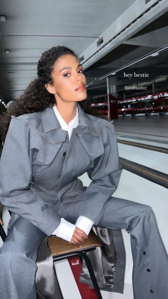 Идеальный серый костюм Тины Кунаки, который точно не смотрится скучным