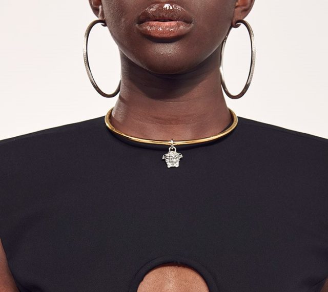 Яркие панамы и браслет на ногу: Versace выпустили коллекцию аксессуаров и украшений