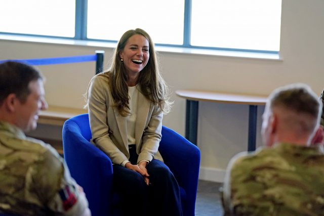 Леди в красном: Кейт Миддлтон шокировала пользователей своим новым выходом