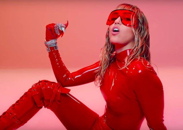 Майли Сайрус украсила дом игрушками для взрослых