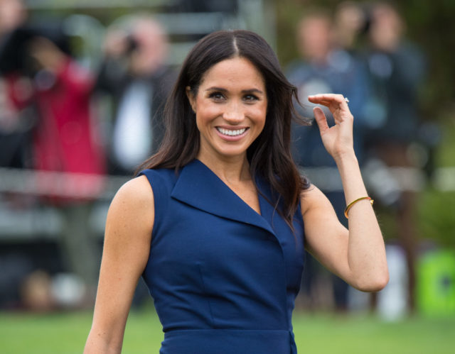 Мурчала и издавала странные звуки: как Меган Маркл разыграла прохожих