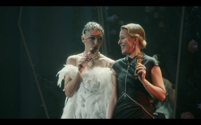 Поцелуи и горячие танцы: Ксения Собчак пришла на шоу к Насте Ивлеевой