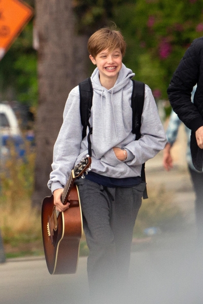 Одно лицо: в Сети сравнили детские фото Брэда Питта с его дочкой Шайло