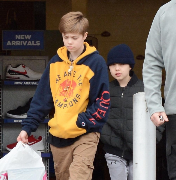 Одно лицо: в Сети сравнили детские фото Брэда Питта с его дочкой Шайло