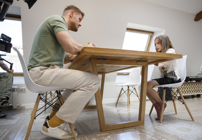 Первые кадры: Глюкоза и Владимир Яглыч играют пару в новой комедии