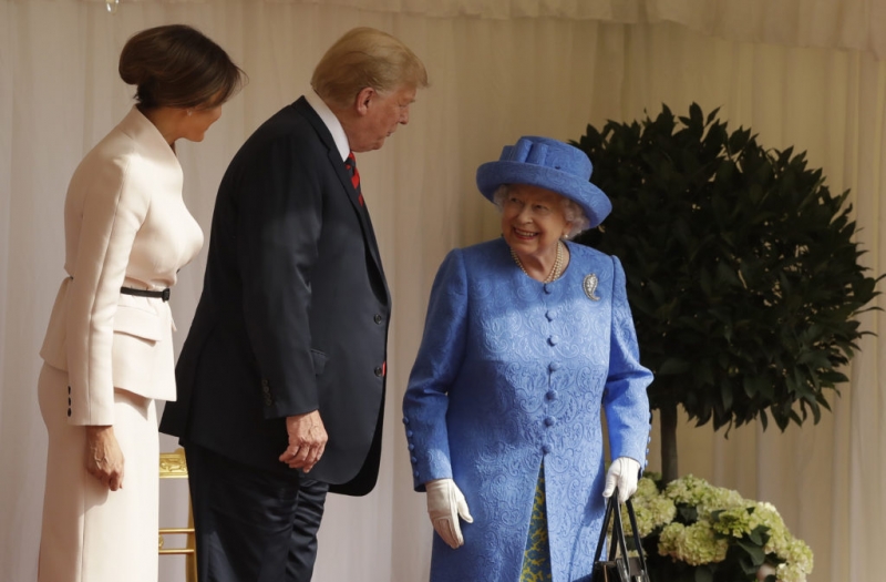 Похоронная брошь и подарок от Барака Обамы: Елизавета II подшутила над Дональдом Трампом