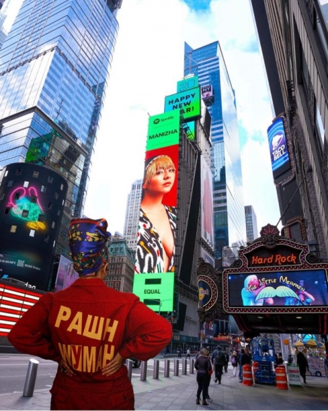 Покоряет Нью-Йорк: певица Манижа блистает на билборде Таймс-сквера