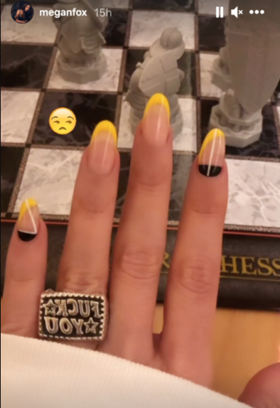 После слухов о помолвке: Меган Фокс показала кольцо