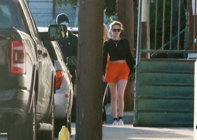 Редкий выход: Кристен Стюарт прогуливается со своей невестой 