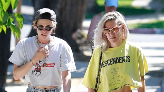 Редкий выход: Кристен Стюарт прогуливается со своей невестой 