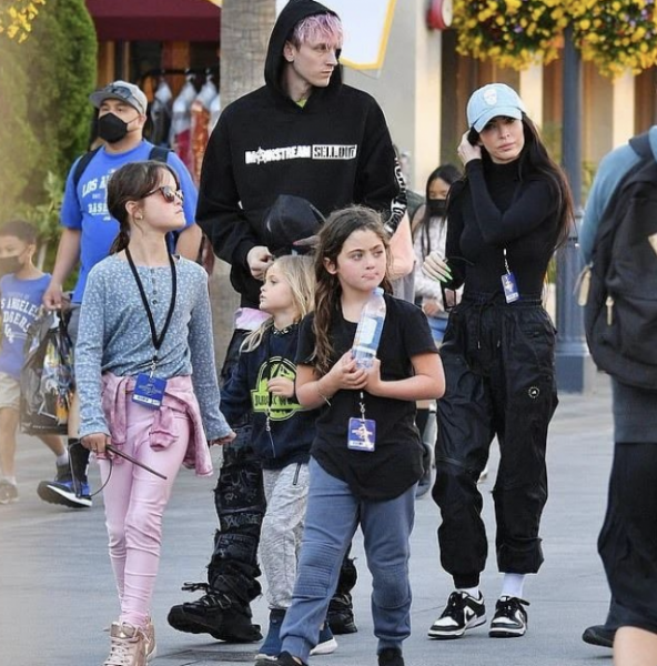 Сменили страсть на быт: Меган Фокс и Machine Gun Kelly проводят время с детьми