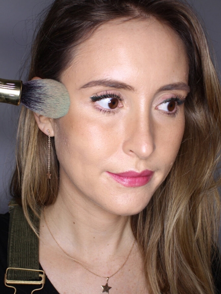 Страйпинг — техника макияжа, которая преобразит лицо за 2 минуты