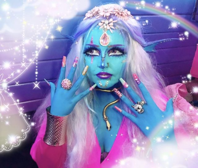 Трешачок: девушка каждый день красит лицо и тело синей краской, чтобы быть похожей на пришельца 