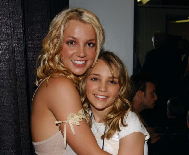 «Ты зарабатываешь деньги благодаря мне»: Бритни Спирс публично оскорбила свою младшую сестру