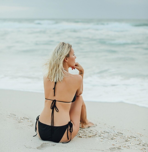 В разгар карантина: Анастасия Решетова, Ханна, Анна Седокова, Мария Кожевникова и другие звезды делятся фото в купальниках