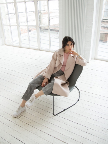 Вязаный кардиган, вельветовые брюки и стильный тренчкот в весенней коллекции Cocos Moscow 