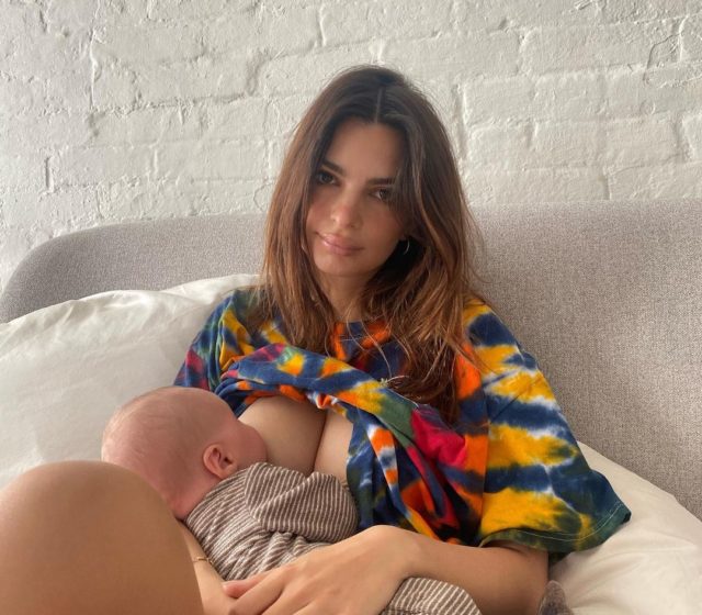 Впервые после родов: Эмили Ратаковски в бикини вышла на подиум