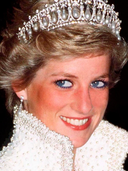 Выбор королев: какие духи покорили Елизавету II, принцессу Диану и Кейт Миддлтон